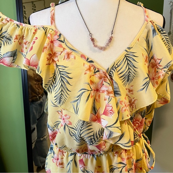 Hint of Blush Cold Shoulder Blouse size XL - Picture 2 of 6